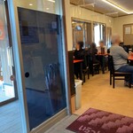 赤湯ラーメン 龍上海 - 中待ち席より（左手