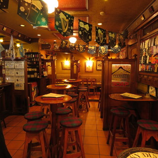 本場イギリスのパブにいるかような、非日常的な落ち着いた空間