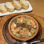 虾子和蘑菇的大蒜橄榄油风味锅 (附4个法式面包)