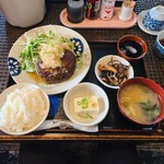 てんてん亭 - ご飯の横にある青い札をお会計のときに、渡すとご飯小の料金になります。右上は、アイスコーヒー