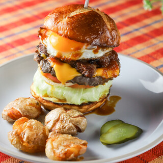 Recommended as a final meal! Hand-chopped patty burger that can be enjoyed even late at night