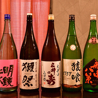 季节限定的日本酒和手工柠檬酸味鸡尾酒等酒也很讲究