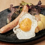 뮌헨의 금상 수상 닭 연골 소시지와 베이컨 계란 구이