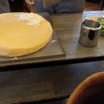 Taverna Hamburg - チーズを削って盛付