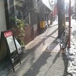 Miyuki - 長屋形式の店舗　黄色看板