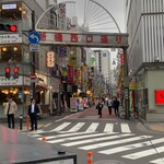 鮨屋のうおきん - 新橋烏森口からすぐ。飲食店と風〇店が混在する昔の蒲田みたいな通りにあります。