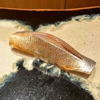 鮨 龍次郎 - 小肌、煮切りが重なって黄金色に