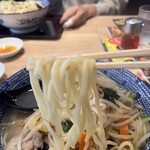埼玉タンメン 山田太郎 - 中太麺