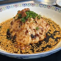 中国意境菜 白燕 - 柔らかくジューシー、タレには、香りがあるラー油と辛みがあるラー油の2種類を使用されているそう。