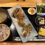 Sumibiyaki Torisuke - 3種あい盛り、ﾚﾃﾞｨｰｽﾗﾝﾁ(¥880) 今日はﾁｷﾝｶﾂ､唐揚げ、油淋鶏