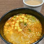 神戸クック ワールドビュッフェ - オーダーの担々麺　：コーン、葱、胡麻トッピング
