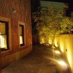 黒龍苑 - ライトアップされた中庭もオシャレ