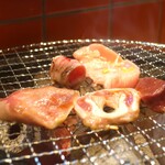 炭火焼肉ホルモンなべちゃん - ミックスホルモンオンザ七輪