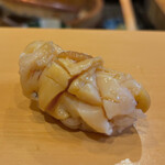 鮨駒 - バイ貝(梅のせ) 握り