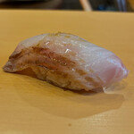鮨駒 - 石鯛 皮目焼き 柚子胡椒 握り