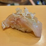 鮨駒 - 甘鯛漬け(秋田)ウロコチップのせ 握り