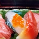 寿司と地魚料理　大徳家 - 【本日のおまかせ握り】の活〆縞鯵（イクラ乗せ）ほっき貝は大将からサービス✨