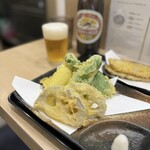 本格派博多うどん はし田たい吉 - 野菜天¥300、ごぼう天¥200、瓶ビール（中）¥600