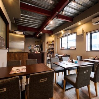 Close to the station! Equipped with carefully selected counter seats and spacious table seats