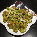 チャミヤラキッチン - ('14/02）そら豆のクミン炒め（480円）後を引く美味しさで、塩+胡椒とクミンが絶妙でほんのり香ばしい。
      
      