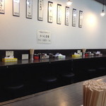 栗ちゃんラーメン 紺屋町店 - 壁向かいのカウンターとメニュー。