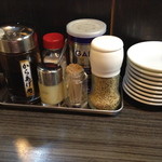 栗ちゃんラーメン - 卓上調味料。