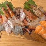 魚屋ナチュラルスタンド 潮騒 - 本日の鮮魚刺し6種759円×4
            生本鮪、サーモン、いとより鯛、生しらす、大海老、ほたるいか