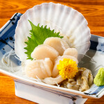 Live scallop sashimi