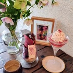 CAFE HITOASHI - ■桜のパフェ(2024年3月8日～)
                      ■贅沢チョコレートのパフェ(2月22日～4月11日)