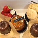 Patisserie Touchez du bois - イチゴタルト、マカロン組み立てたやつ、ババ、カヌレも