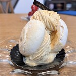 Patisserie Touchez du bois - マカロンを組み立てたやつ＝ムラングシャンティキャラメルバナンヌ。運んでいて傾いてしまいました(T_T)