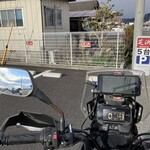 らーめん芝浜 - 近くのガソリンスタンド裏にも駐車場有り…前回訪問時にも有ったのだろうか？