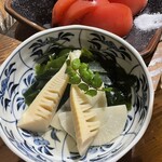 たん焼 忍 - 若竹煮(780円)と冷やしトマト(680円)