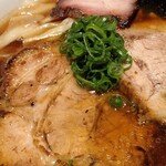 Raxa Menya Shima - 雲呑らぁ麺【醤油】海苔をとったアップ
