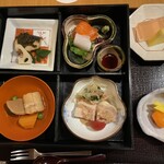 木都里亭 - 松花堂弁当。
            写真にはないが、これ以外にご飯、味噌汁、茶碗蒸し。