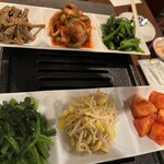 焼肉・ホルモンバル　Bovin - ナムル、キムチ盛り