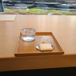 茶洒 金田中 - 正方形の白木盆にお水とおしぼり