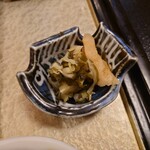 Tagoto Soumian - ◯お漬物
                      自家製だろうねえ
                      
                      きゅうりのQちゃんの味わいよりも
                      癖が無くてお上品な美味しさのある味わいの漬物と
                      甘みと後から来るピリ辛感が良い感じなたくあんだった