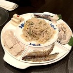 華都飯店 - 酸菜火鍋に入れる食材（さいまき海老、牡蠣、酸菜、豚バラ）