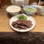 Umami Tasuke - 牛たん定食B(5枚) 2,600円 (牛たん(5枚)、野菜漬、テールスープ、麦ご飯)