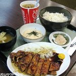 炭焼ぶた丼 豚郎 - レディースセット　￥８８０　一日５０食限定。男性もオーダー可。