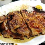 炭焼ぶた丼 豚郎 - 豚ロース。もち豚を使用。備長炭で焼いている。