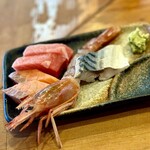 立ち呑み 庶民 京橋店 - 刺身の盛り合わせは、4種類を選んで、牡丹海老、本鮪大トロ、サーモン、シメサバ