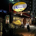 La Couronne D'or - 夜のお店の写真。貴重な夜遅くまでやってるカフェです♪