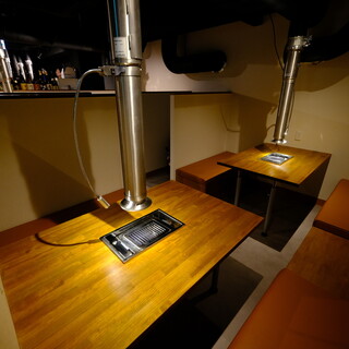 【半個室空間】店内は心地よいワンフロアのオークやグレー