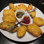 チャミヤラキッチン - ('14/02）ミックスベジタブルパコラ（8P：480円）インド風野菜天ぷら。2種類のソース付き。
      