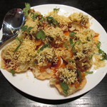 チャミヤラキッチン - ('14/02）パタダプーリ（7P：650円）インドの薄焼きせんべいの上にジャガイモと刻んだ玉ねぎのせの甘辛ソースがけ。
      
      