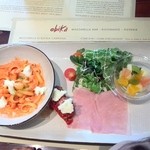 オービカ モッツァレラバー - キッズプレートと、長男のおでこ。