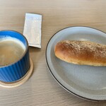ほのぼのベーカリー - イートインこんな感じ  揚げパンとともに