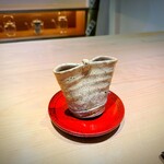 まき村 - ✽ この酒器が出てきた瞬間から惹き付けられた。根来塗りの受け皿で、いっそう酒器が映える。